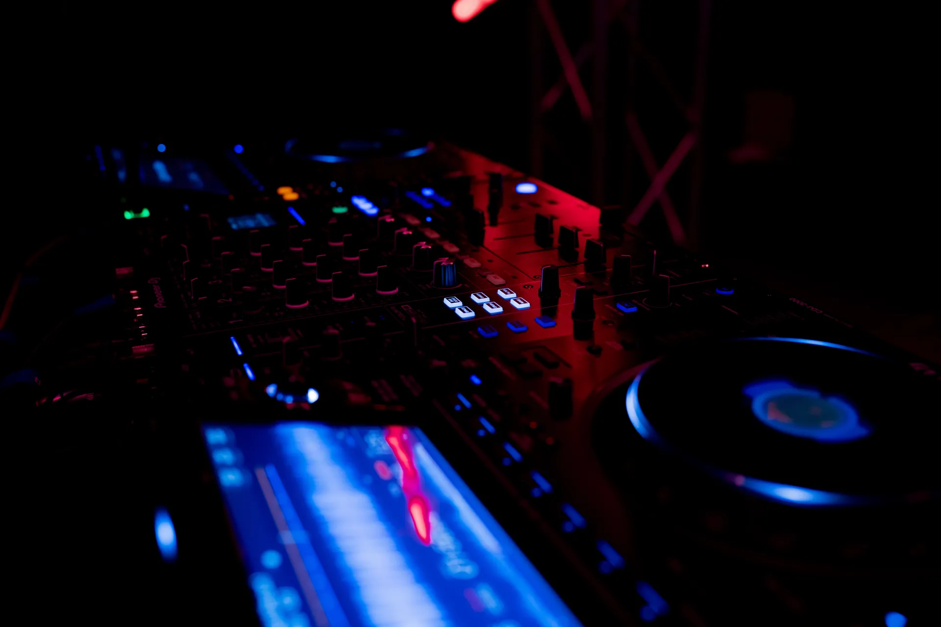 Professionelles DJ-Mischpult und Audio-Equipment bei einer Veranstaltung