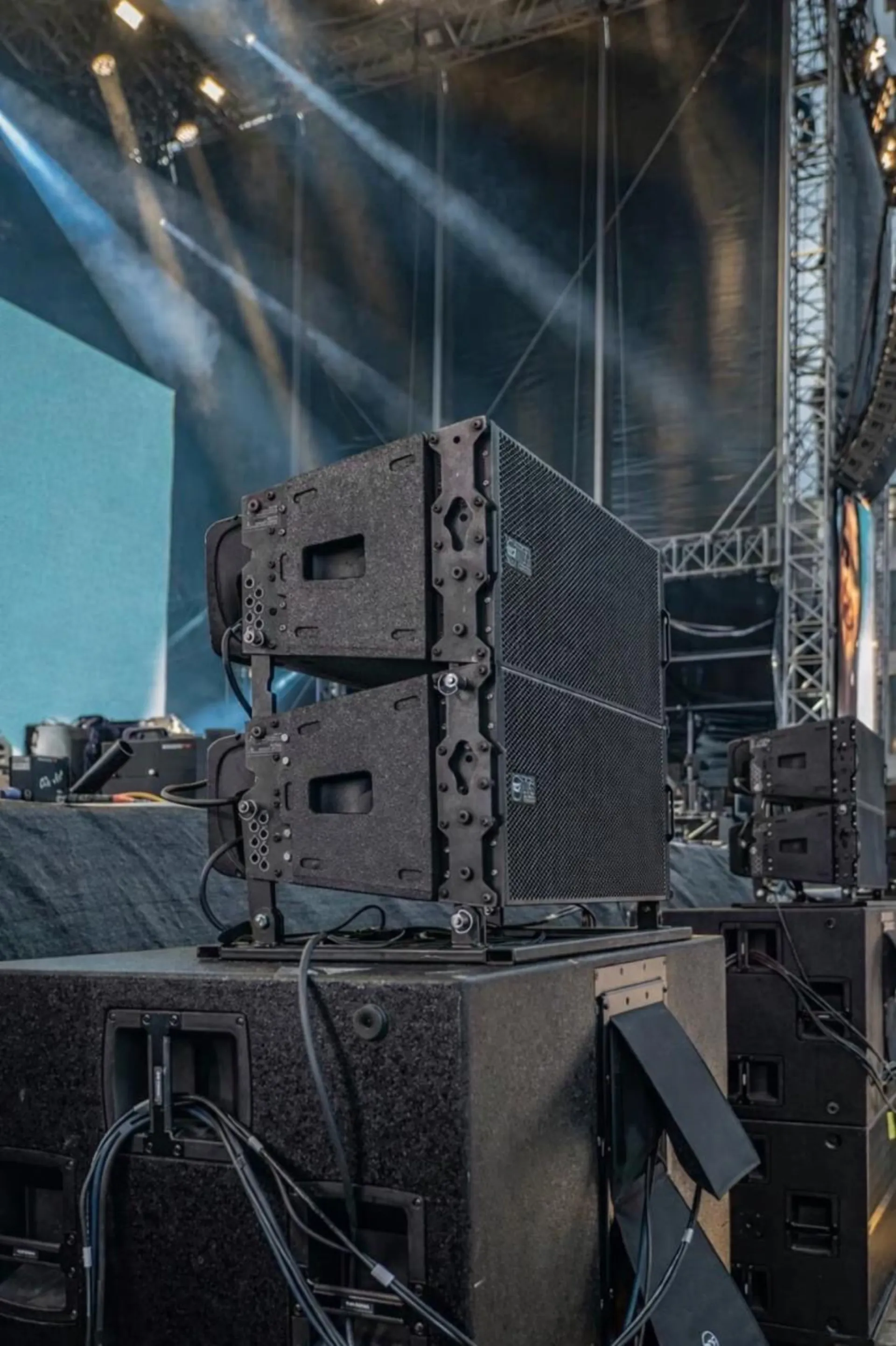 Professionelles Line-Array PA-System auf einer Bühne