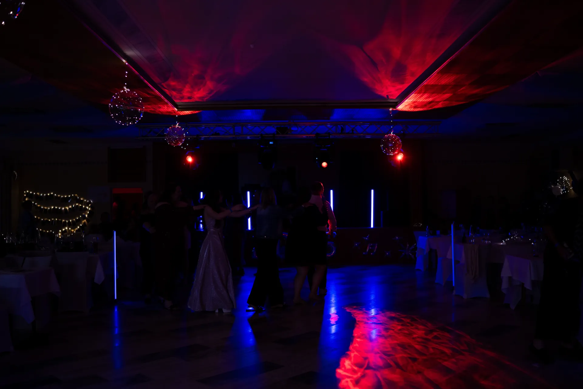 Spektakuläre Lichtshow mit Moving Heads und Bühnenbeleuchtung