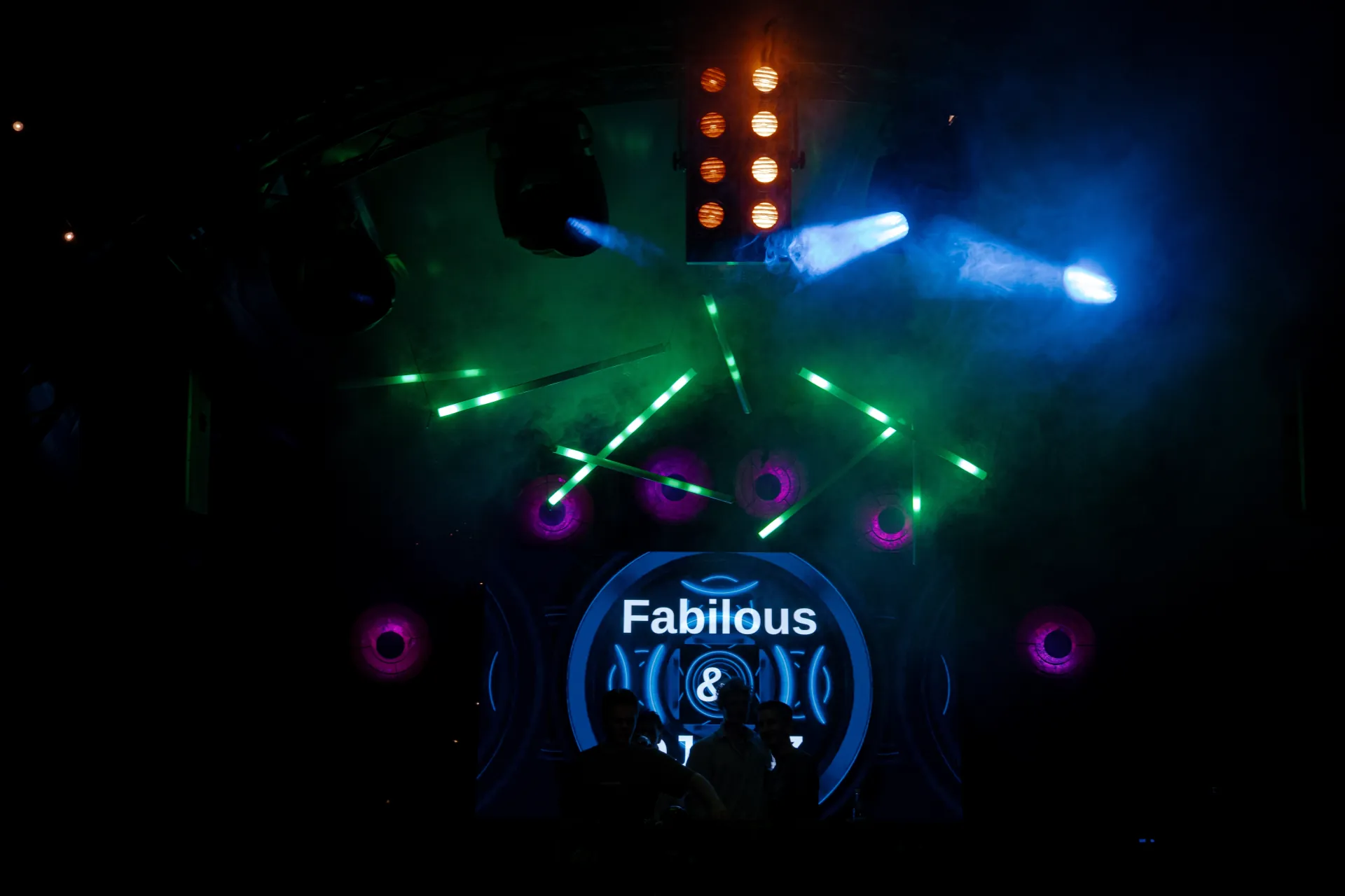 Full Service Veranstaltungstechnik mit professioneller Bühnenbeleuchtung